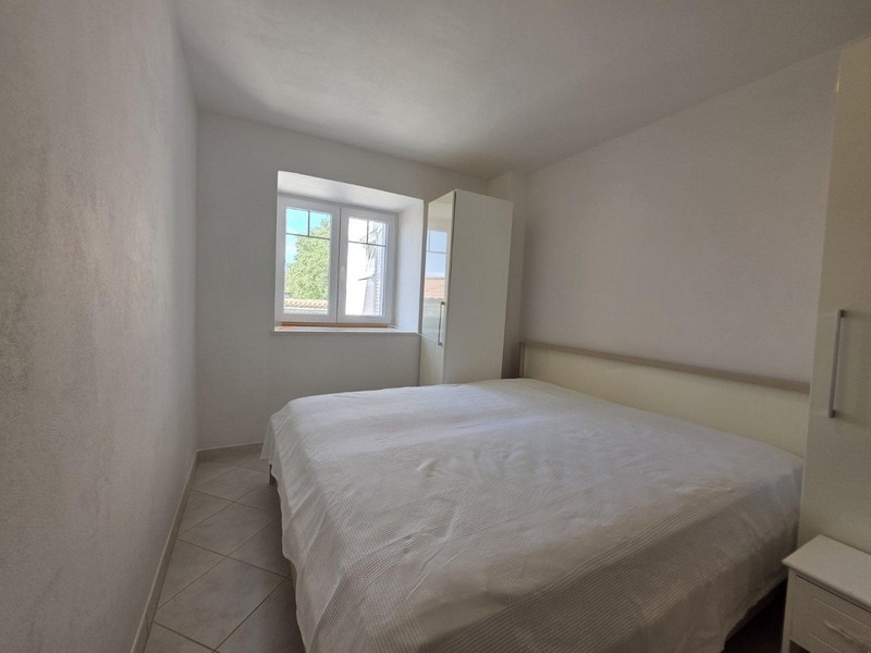 Chambre avec lit double et armoire