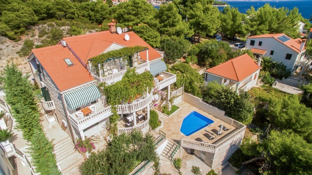 Villa sur Brac avec piscine et jardin méditerranéen