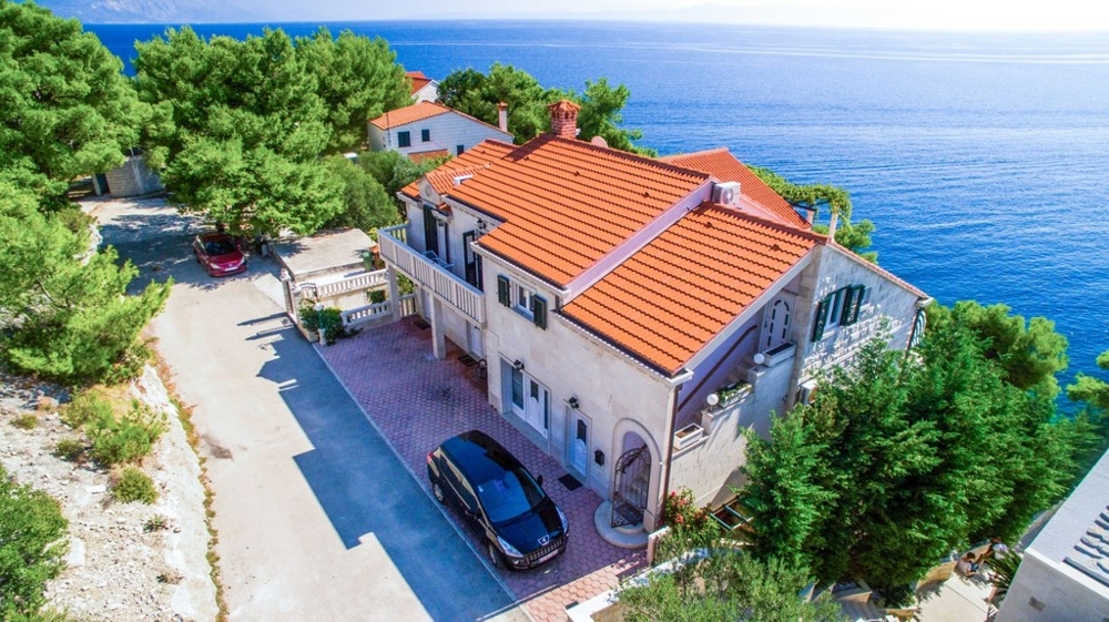Villa sur Brac pieds dans l'eau avec allée d'accès et place de stationnement