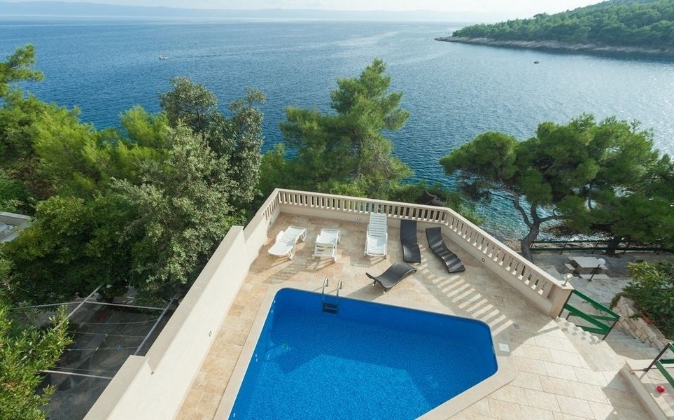 Terrasse de la piscine avec vue mer sur Brac