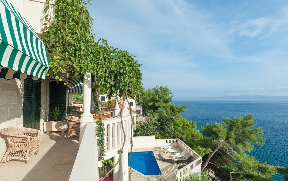 Balcon avec vue sur la piscine et la mer