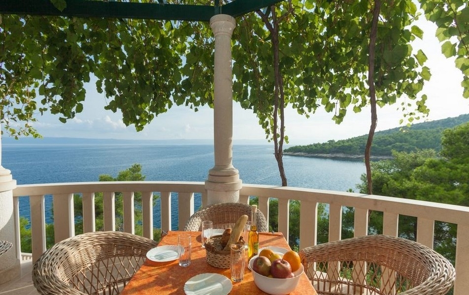 Terrasse couverte avec coin salon et vue mer