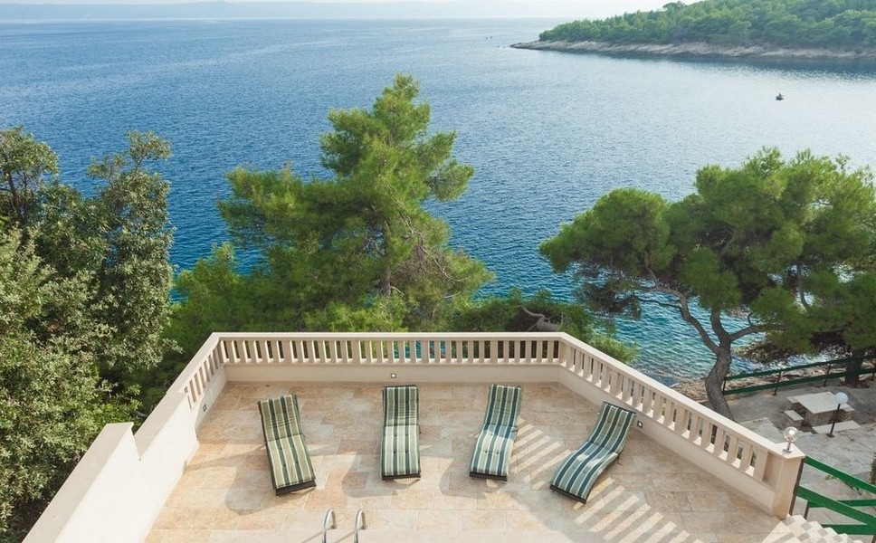 Solarium avec transats et vue mer panoramique