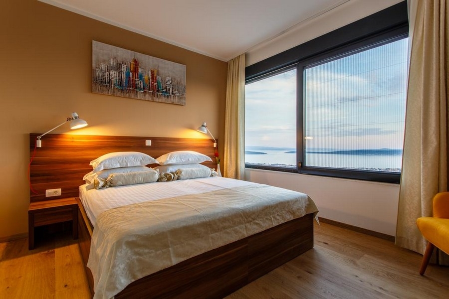 Chambre avec lit double et vaste vue sur l'Adriatique