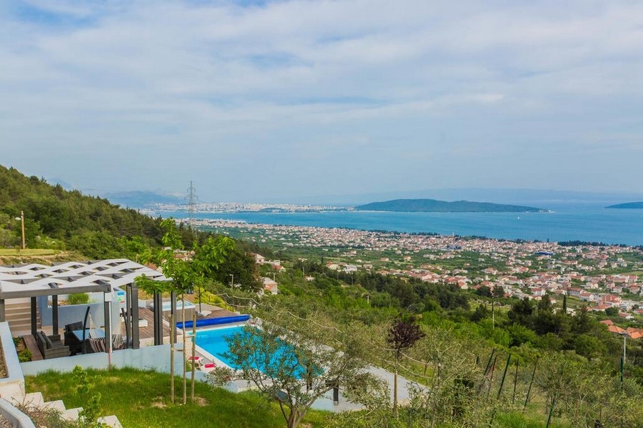 Vue depuis la villa H3672 sur Split et la côte adriatique croate.