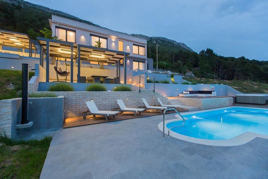 Villa moderne avec piscine et solarium à Kastela