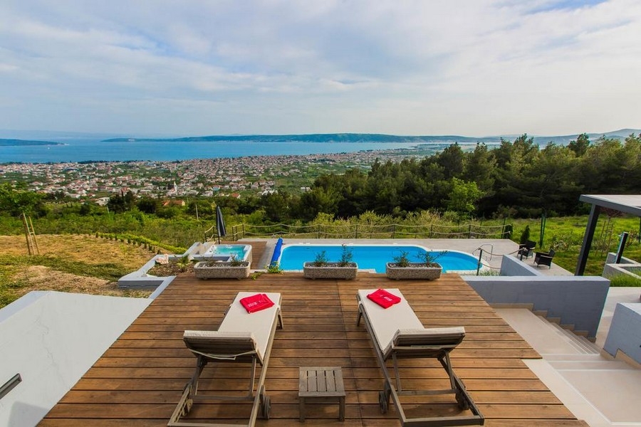 Vue panoramique de la terrasse et de la piscine sur la mer et la ville