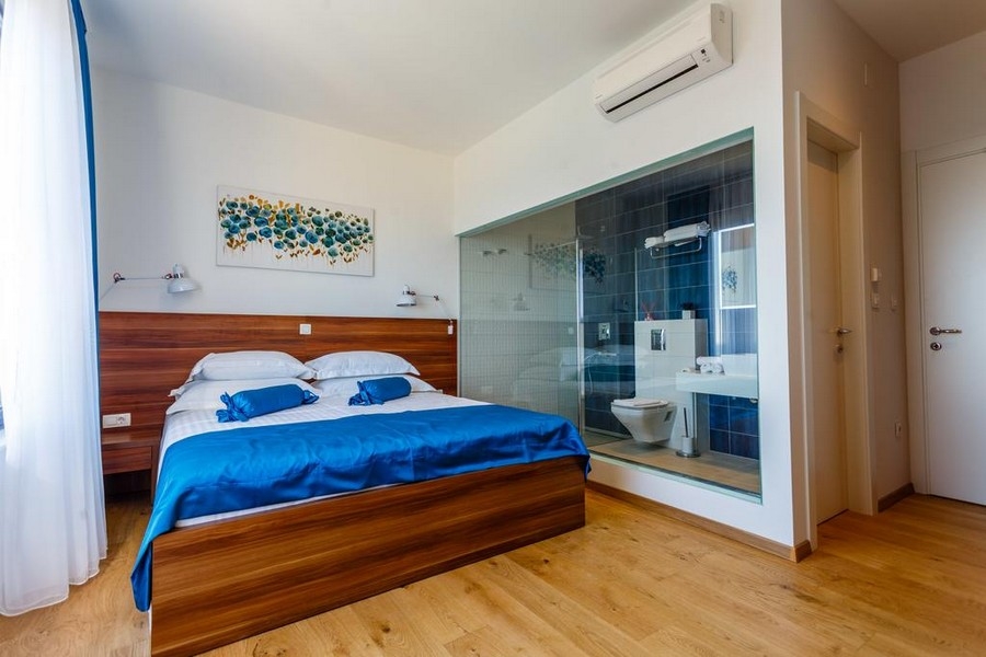Chambre avec lit double et salle de bains attenante
