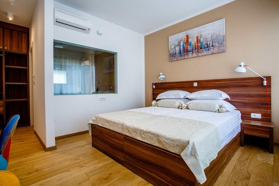 Chambre lumineuse avec lit double et parquet