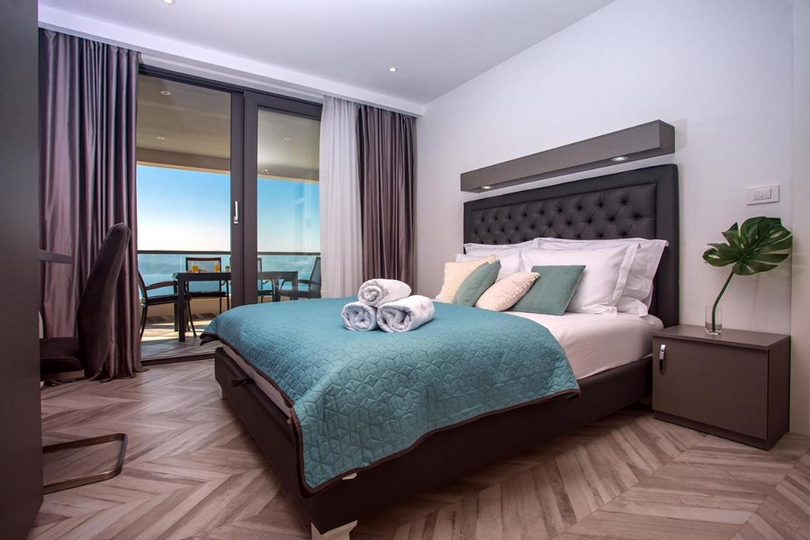 Chambre avec lit double et accès à la terrasse