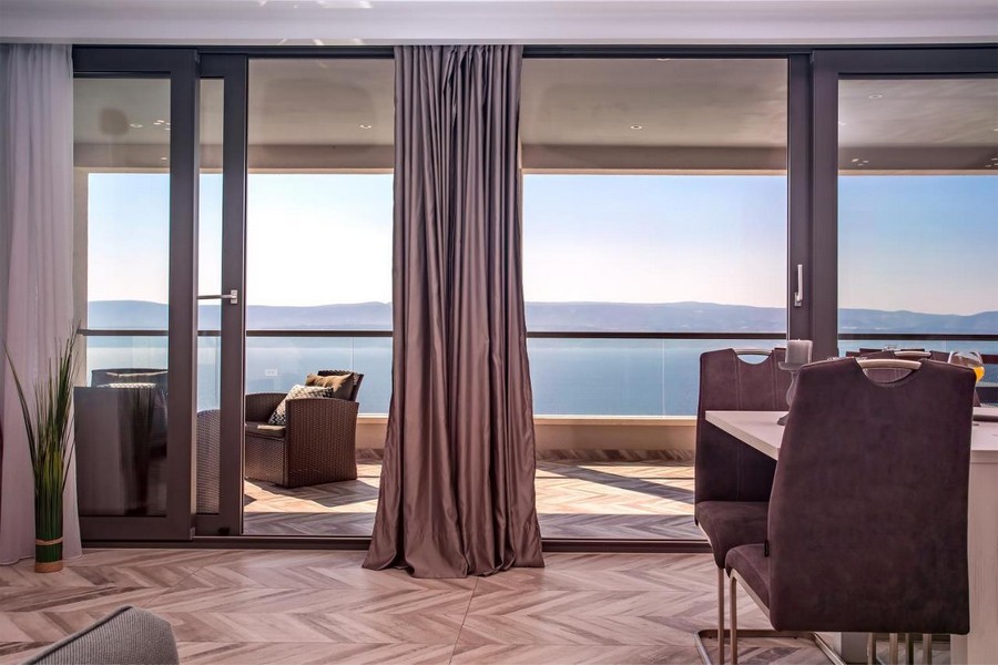 Balcon avec salon de jardin et vue mer