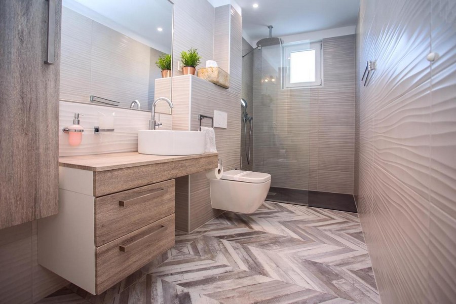 Salle de bains moderne avec douche et meuble-lavabo