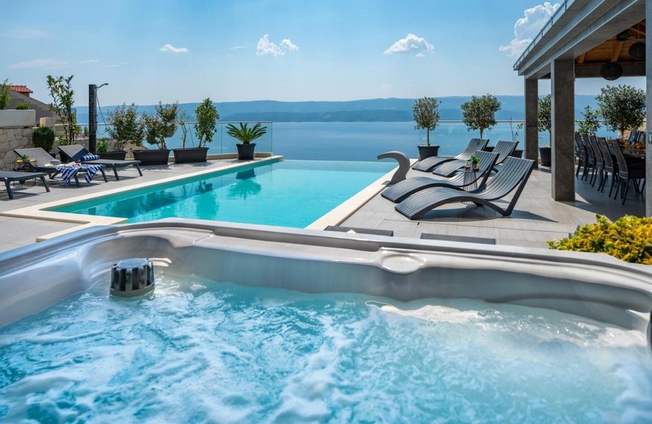 Piscine à débordement du bien H3674 près d'Omis en Croatie - Panorama Scouting.
