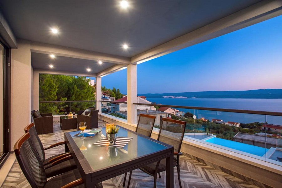 Terrasse-balcon avec vue mer au coucher du soleil