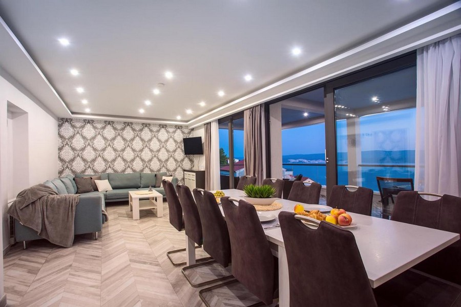 Séjour avec coin repas et vue mer
