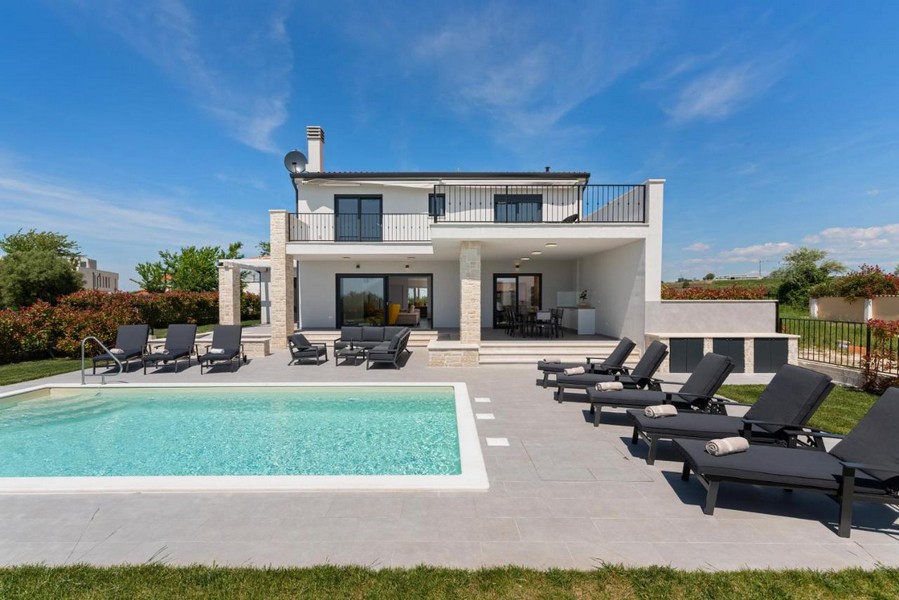 Vue extérieure de la villa avec piscine et terrasse solarium