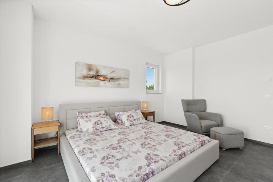 Chambre avec lit double et fauteuil