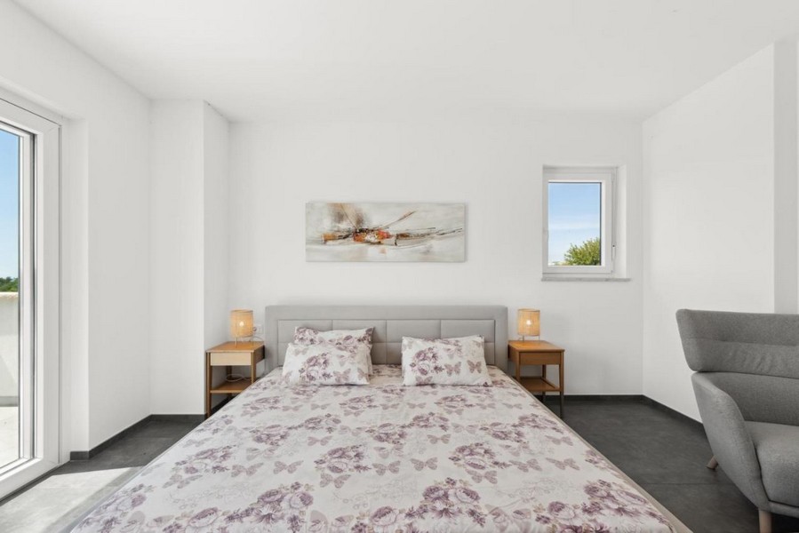 Chambre avec lit double et accès au balcon