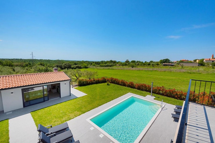 Vue sur la verdure et la piscine du bien H3675 en Istrie.