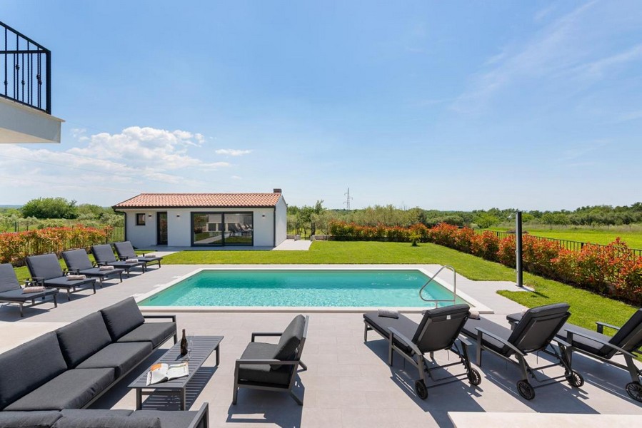 Espace piscine avec terrasse solarium et dépendance