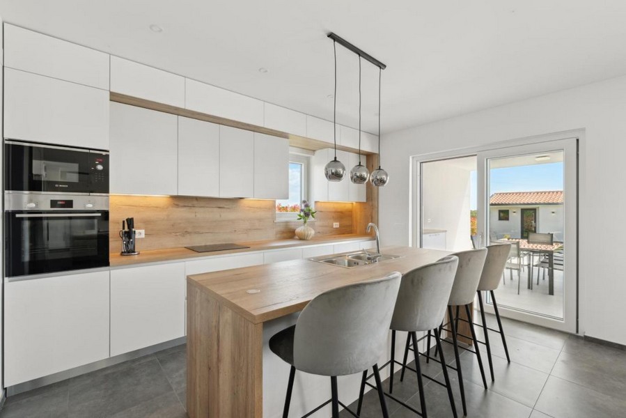 Cuisine moderne avec îlot de cuisson et tabourets de bar