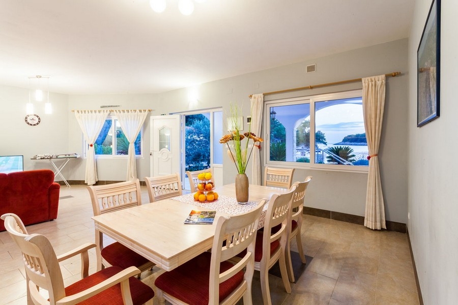 Coin repas avec vue mer par les fenêtres