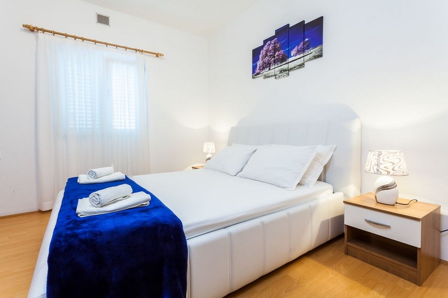 Chambre avec lit double et aménagement moderne
