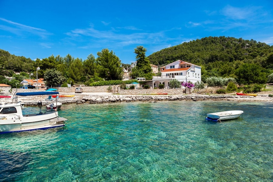 Vue de la maison H3677 pieds dans l'eau avec bateaux dans la baie