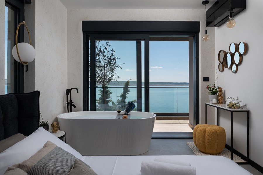 Salle de bains avec baignoire et vue panoramique sur la mer