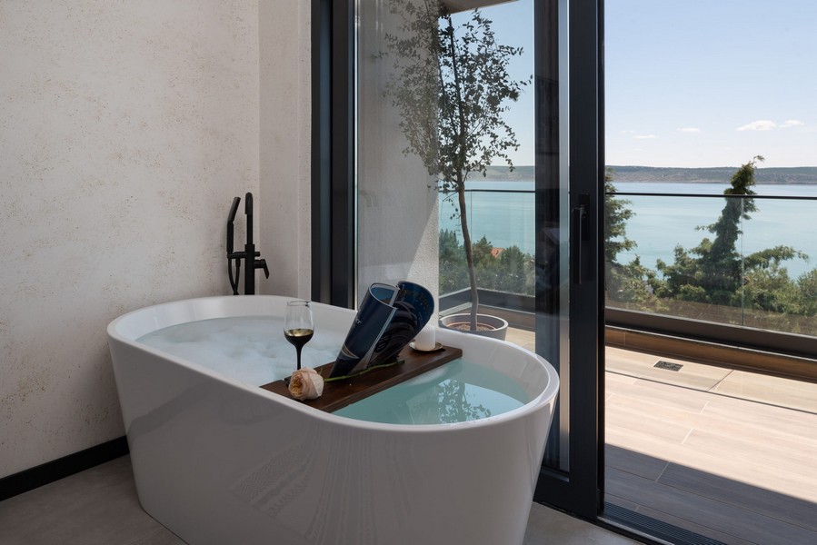 Baignoire îlot près de la fenêtre avec vue mer