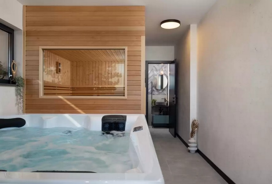 Espace bien-être avec jacuzzi et sauna