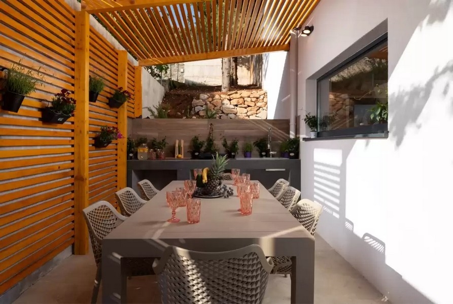 Cuisine d'été couverte avec table à manger et pergola