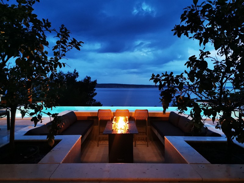 Lounge avec foyer et vue mer de nuit