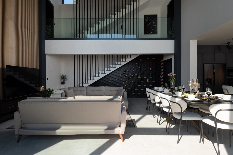 Séjour et coin repas élégants avec galerie et escalier