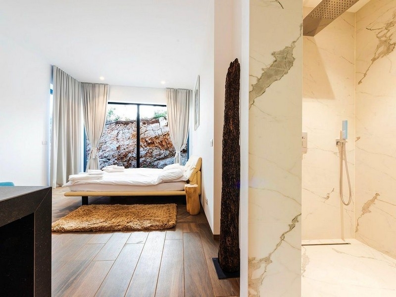 Chambre avec grande fenêtre et salle de bains attenante