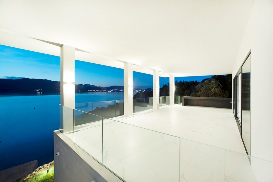 Villa de luxe sur les rochers à l'architecture moderne et avec vue mer