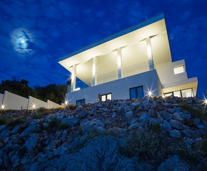 Villa moderne près de Dubrovnik directement en bord de mer de nuit avec éclairage