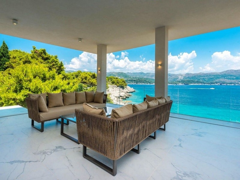 Terrasse couverte avec coin salon et vue mer