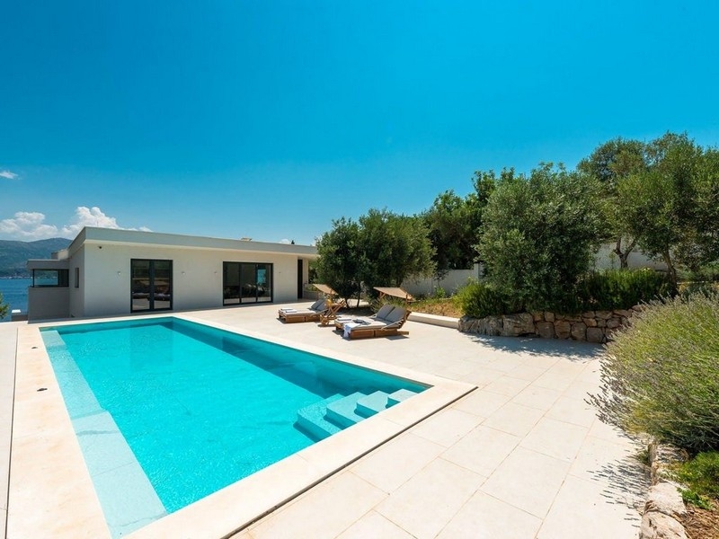 Piscine avec solarium et pool house