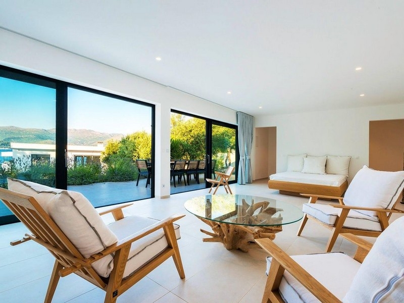 Séjour lumineux avec façade vitrée et accès à la terrasse