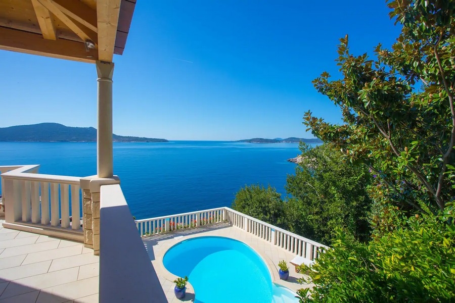 Vue de la loggia par-dessus la piscine sur les îles