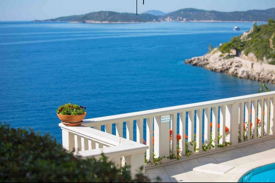 Terrasse avec vue mer et décoration florale