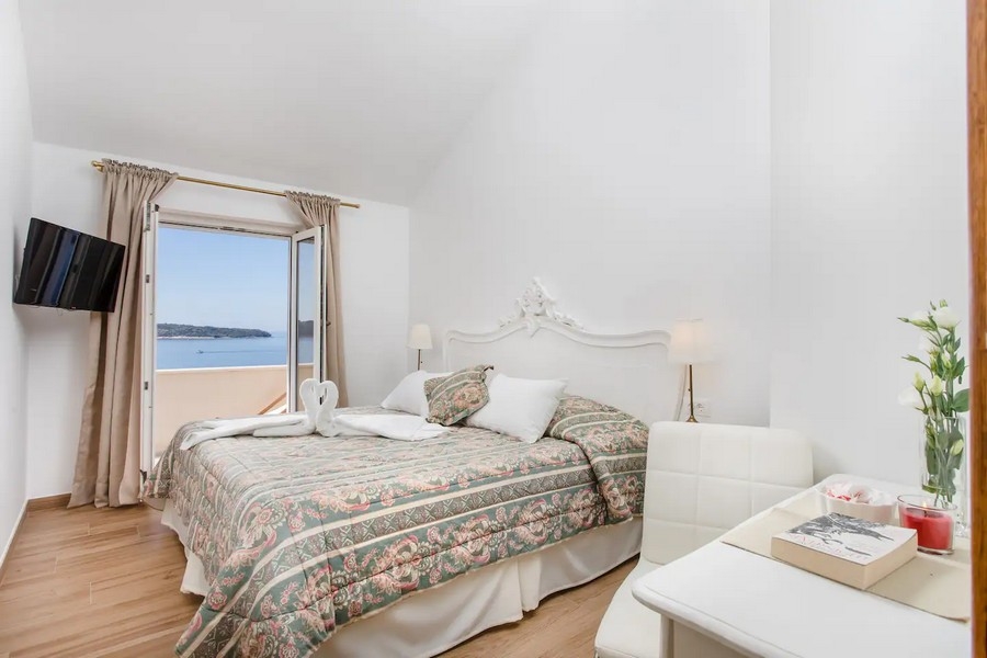 Chambre avec lit double et vue mer