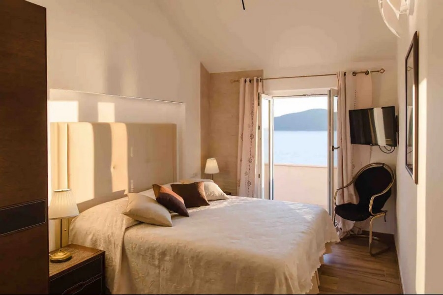 Chambre avec lit double, balcon et vue mer