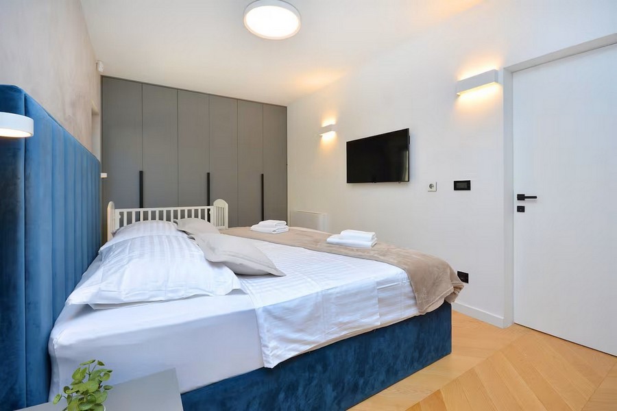 Chambre lumineuse avec lit double et placard encastré