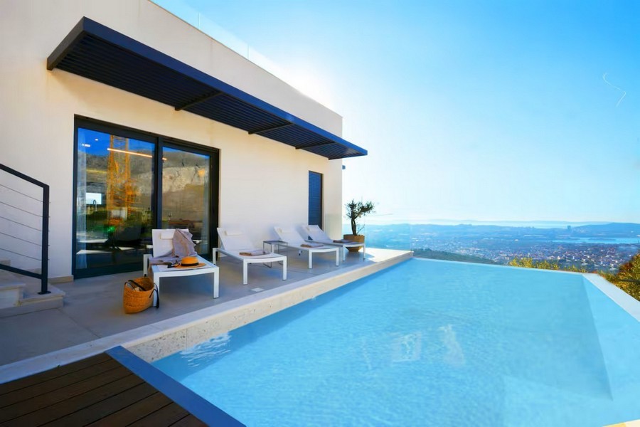 Villa moderne avec piscine à débordement et vue sur Split