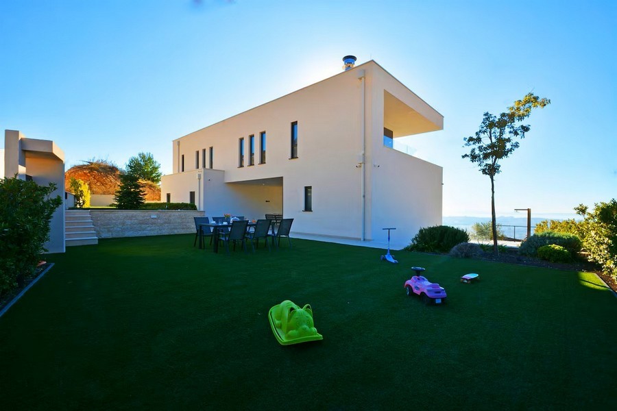 Jardin avec coin salon derrière une villa moderne en Dalmatie