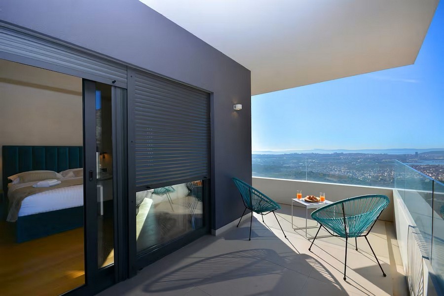 Chambre avec terrasse et vue panoramique sur la ville et la mer