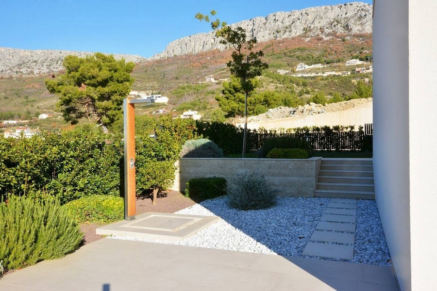 Jardin avec douche extérieure et vue sur les montagnes en Croatie