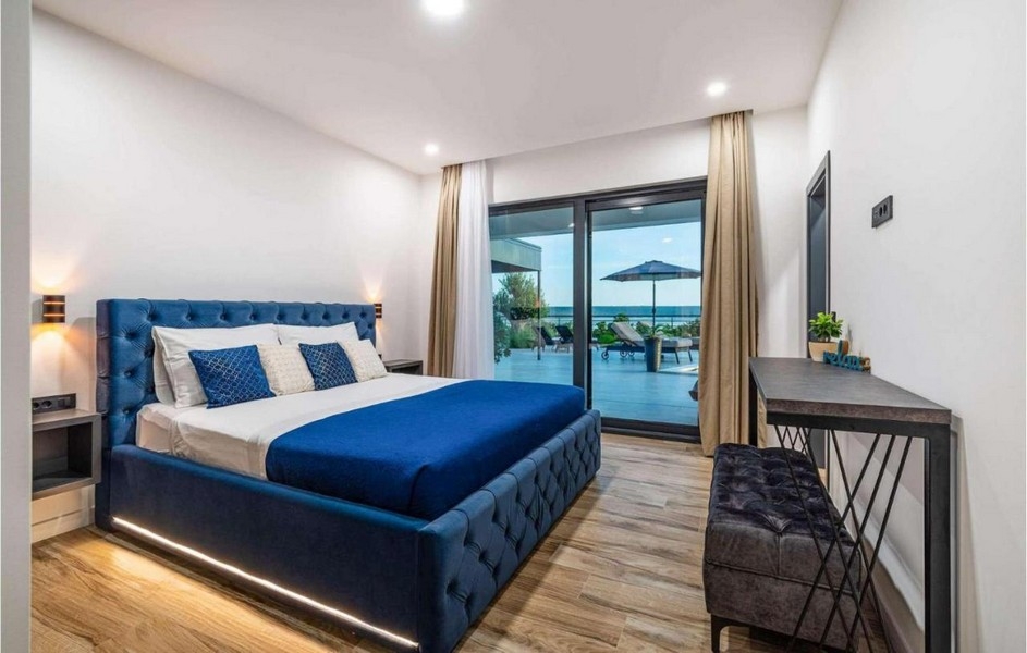 Chambre moderne avec terrasse et vue sur la piscine